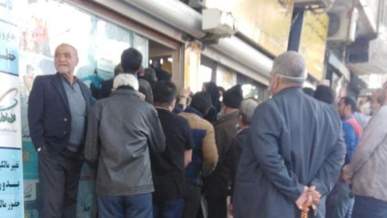 وام یک میلیونی یارانه بگیران «دفاتر پیشخوان» را شلوغ کرد/ ازدحام جمعیت برای خرید سیم‌کارت