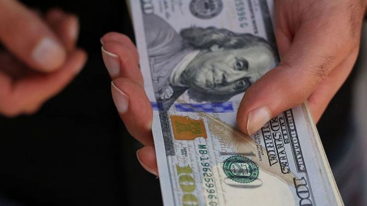 کاهش ارزش دلار در بازار جهانی ادامه دارد