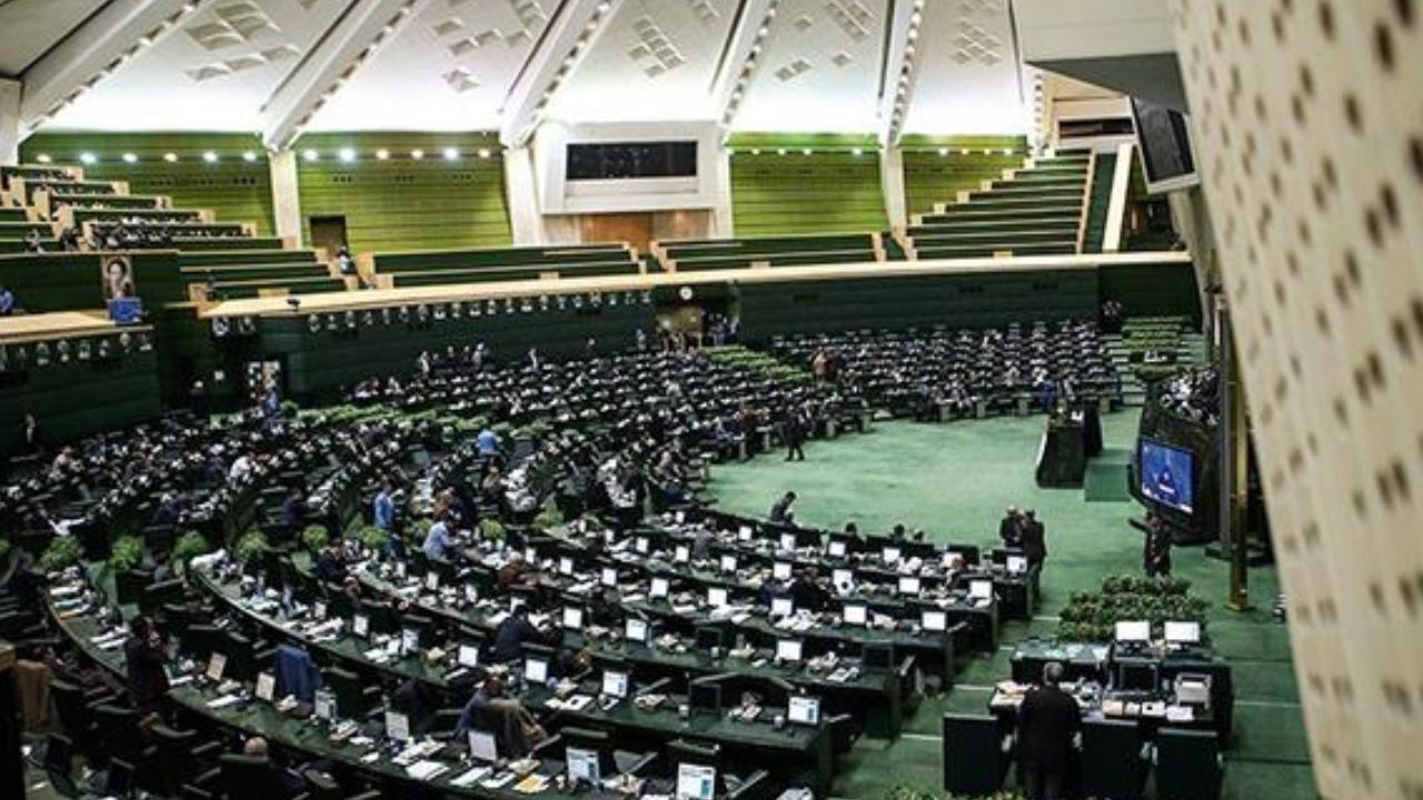 اصلاح قانون انتخابات حاشیه‌‌ساز شد/ حاشیه‌های مجلس بر سر التزام عملی به اسلام و ولایت فقیه