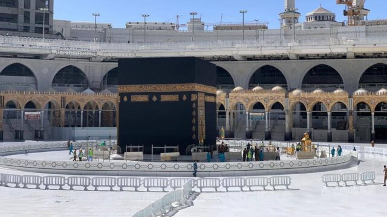 حفاظ کعبه با آغاز ماه مبارک رمضان برداشته شد/ امکان نزدیک شدن زائران همچنان وجود ندارد