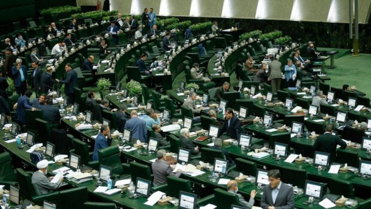نماینده مجلس یازدهم که مدرک تحصیلی اش اشکال دارد، روحانی است؟