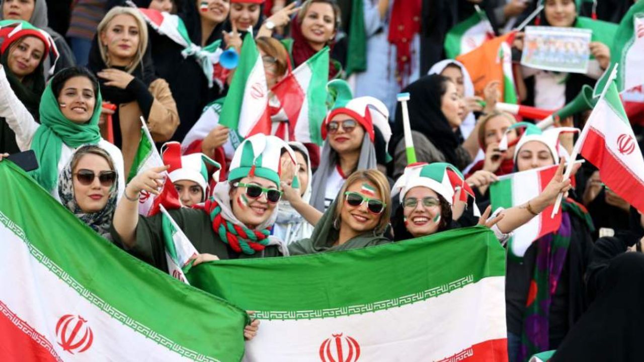 چرا کسی بستر لازم برای ورود زنان به ورزشگاه را فراهم نکرده است؟