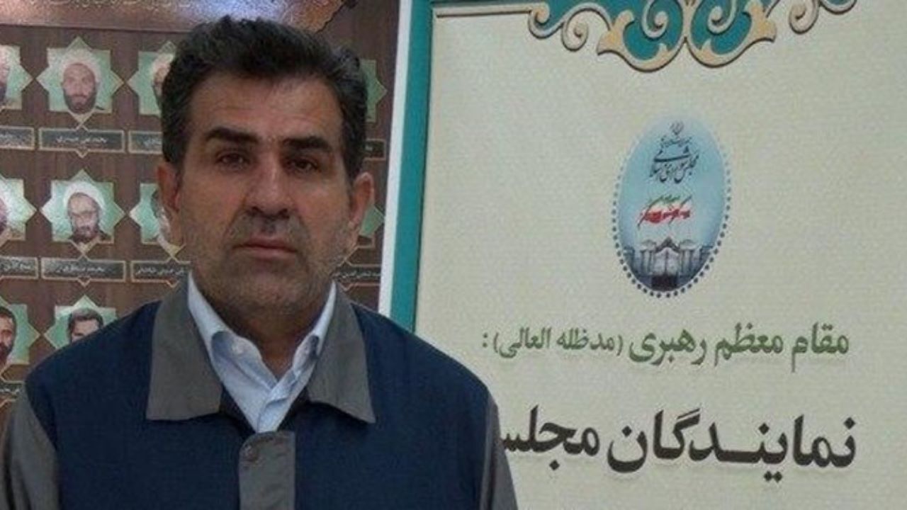 کدام نماینده با لباس کارگری در جلسات مجلس حاضر می‌شود؟