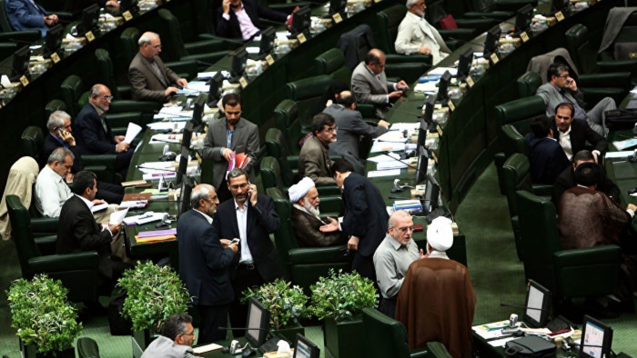 هیات رئیسه مجلس یازدهم زیر تیغ انتقاد نمایندگان/ نحوه انتخاب کاندیداهای عضویت در هیات نظارت بر رفتار نمایندگان هم حاشیه‌ساز شد