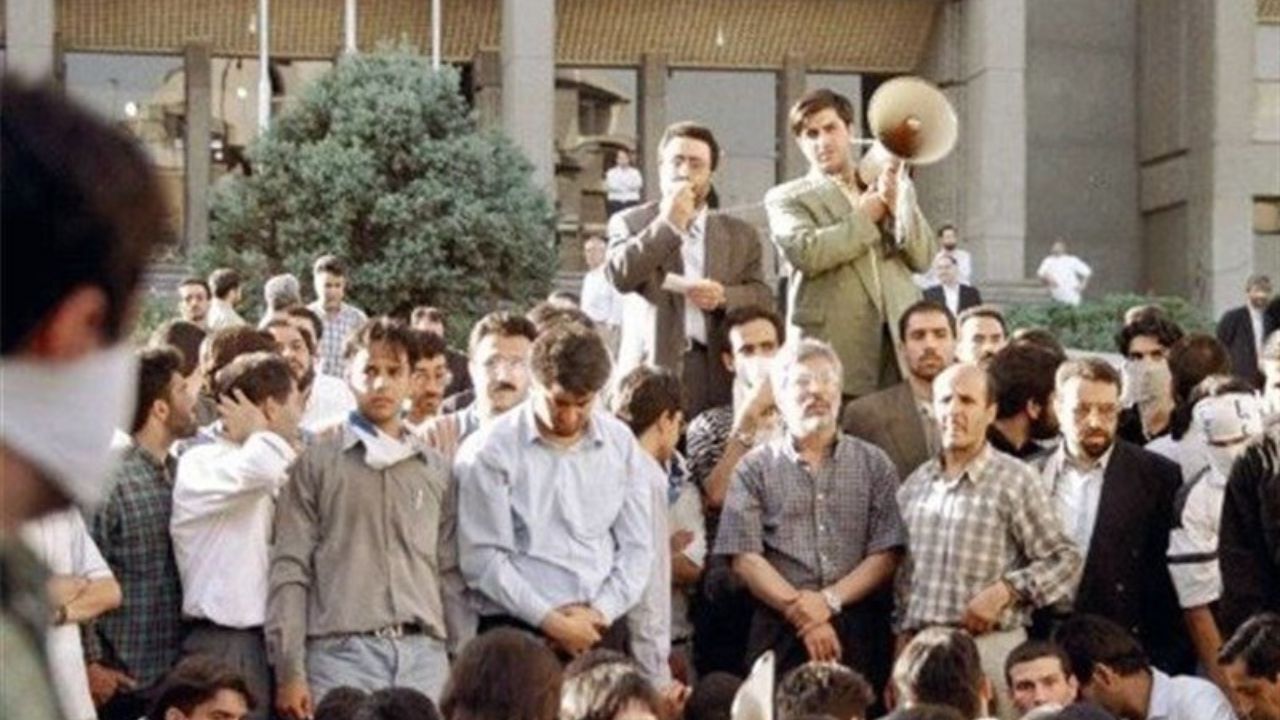 حمله نیروهای لباس شخصی به کوی دانشگاه