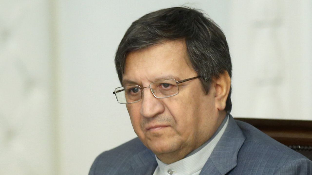 ایران چک جدید توسط رئیس‌بانک مرکزی رونمایی شد+ عکس