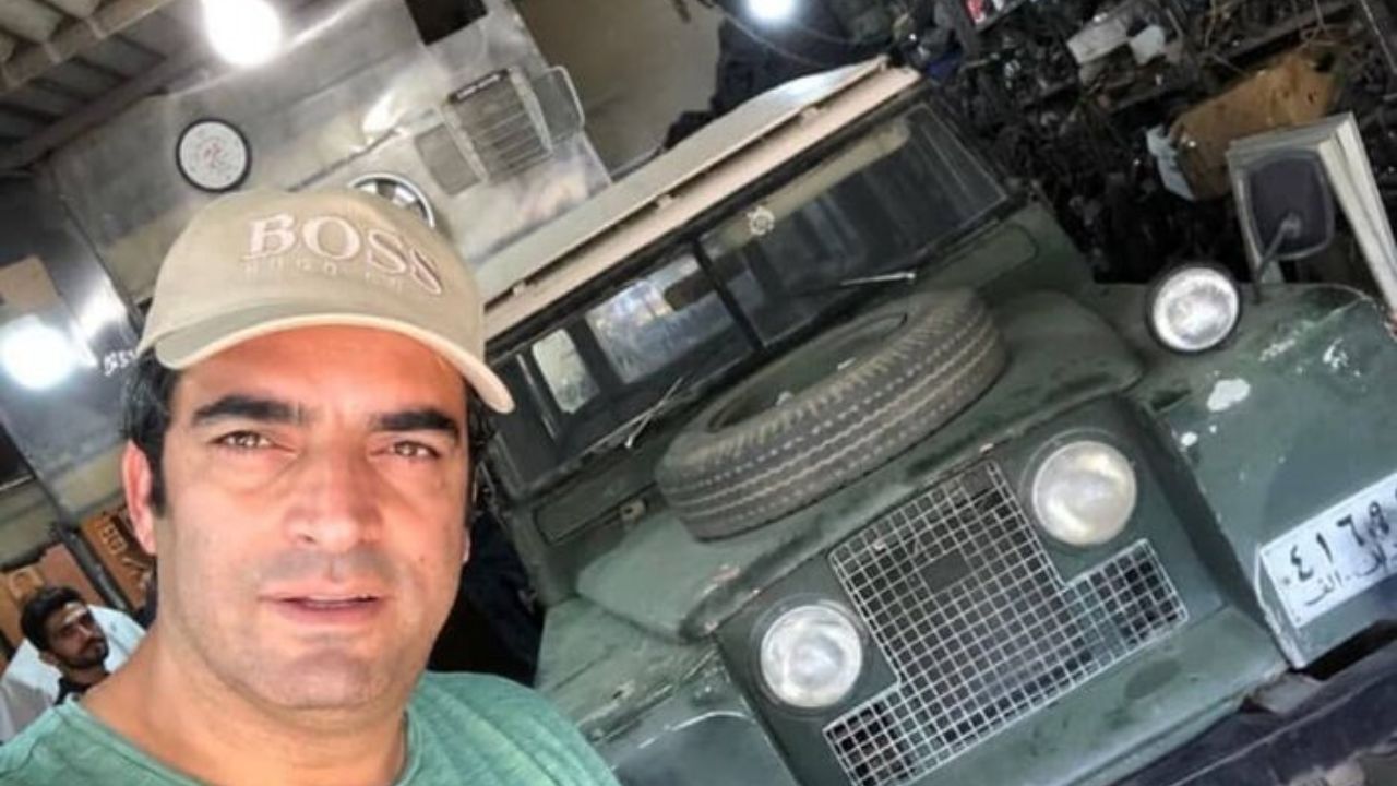 عکسِِ یادگاری منوچهر هادی با لندرور مشهور و قدیمی سهراب سپهری