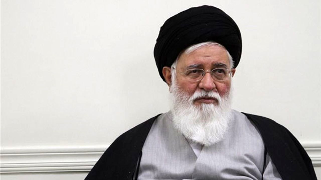 عمده مشکلات اقتصادی، معلول سوءمدیریت داخلی است نه تحریم خارجی / بعضی جریان‌های سیاسی می‌گویند تنها راه حل تحریم، مذاکره با آمریکاست، با آنها مذاکره کنیم که بدبخت بشویم؟ / شما نتوانستید کشور را اداره کنید، مردم تسلیم دشمن بشوند؟