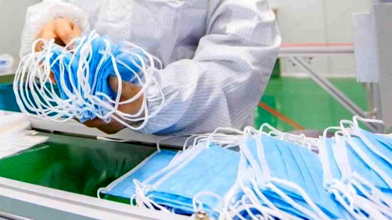 تاکید فرمانده عملیات مدیریت بیماری کرونا بر ضرورت نظارت بر تولید ماسک