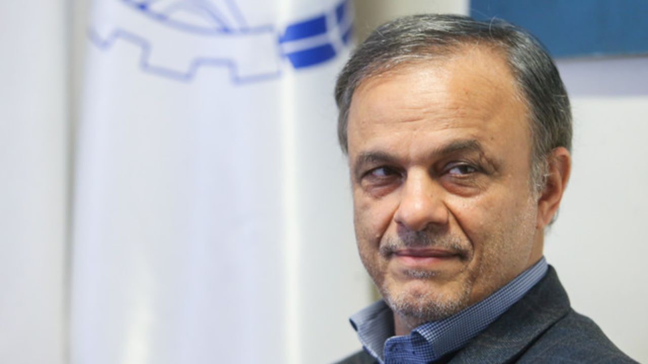 رزم‌حسینی تابعیت مضاعف دارد؟
