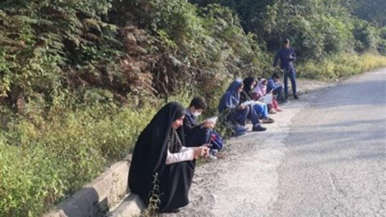 آموزش آنلاین از کنار جاده+ عکس