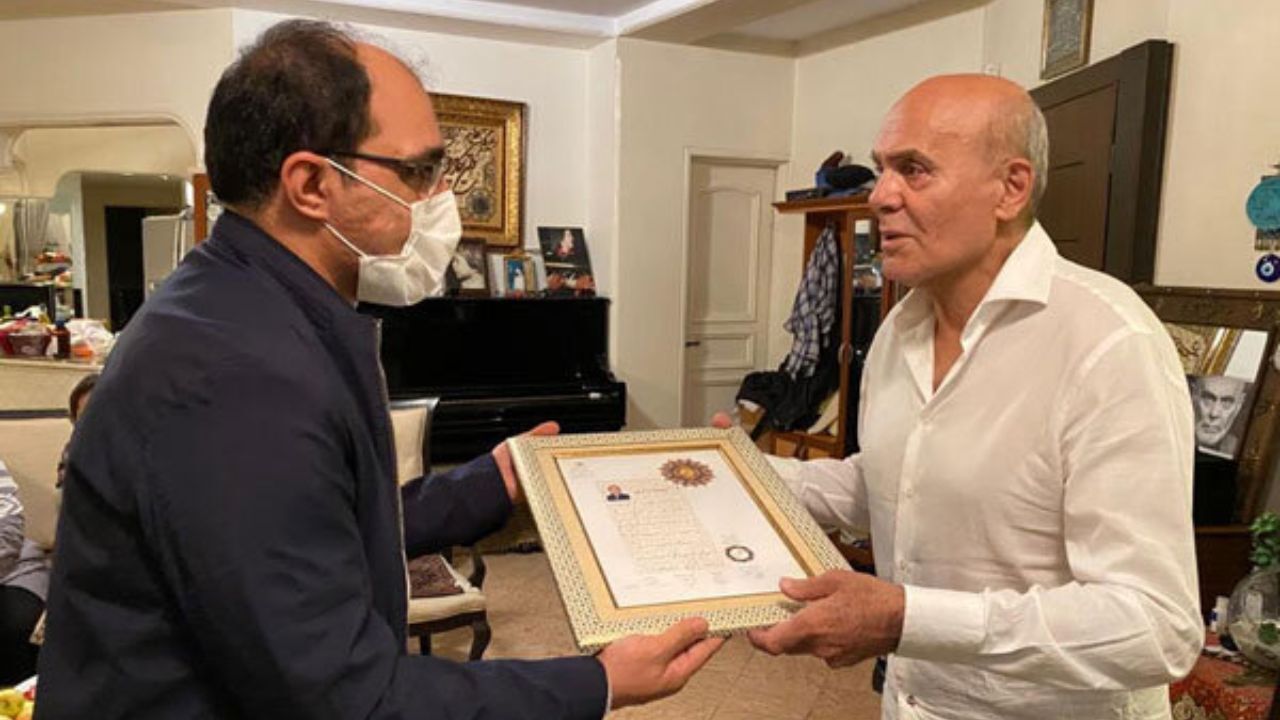 جمشید هاشم‌پور نشان درجه یک هنری گرفت