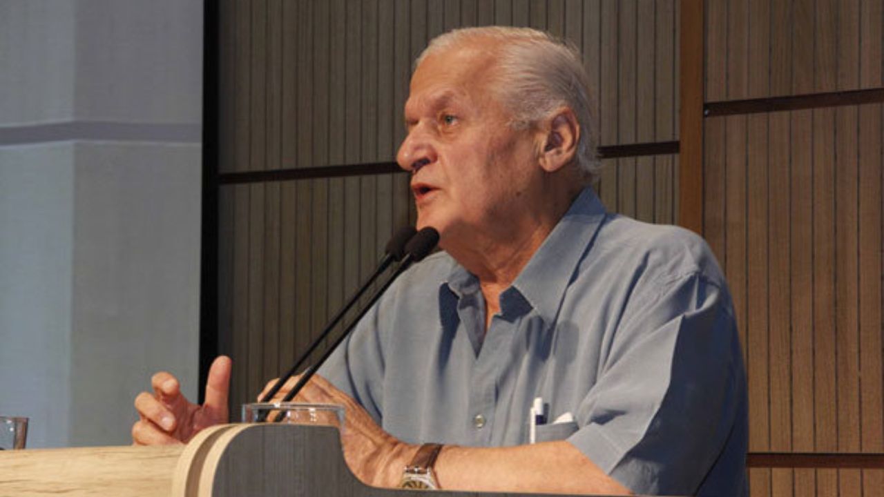 اکبر عالمی فردا در «قطعه هنرمندان» آرام می‌گیرد