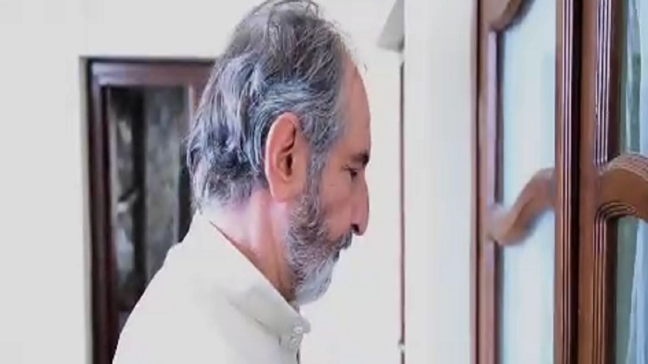 فرهاد آئیش به عنوان اولین بازیگر «برف بی صدا می‌بارد» معرفی شد