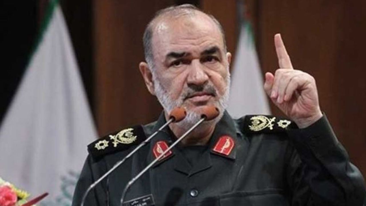 شاهدیم که دشمنان گاهی بر طبل تهدید می‌کوبند / قدرت موشکی ضامن عقب‌نشینی دشمن است/ دست‌ها روی ماشه است