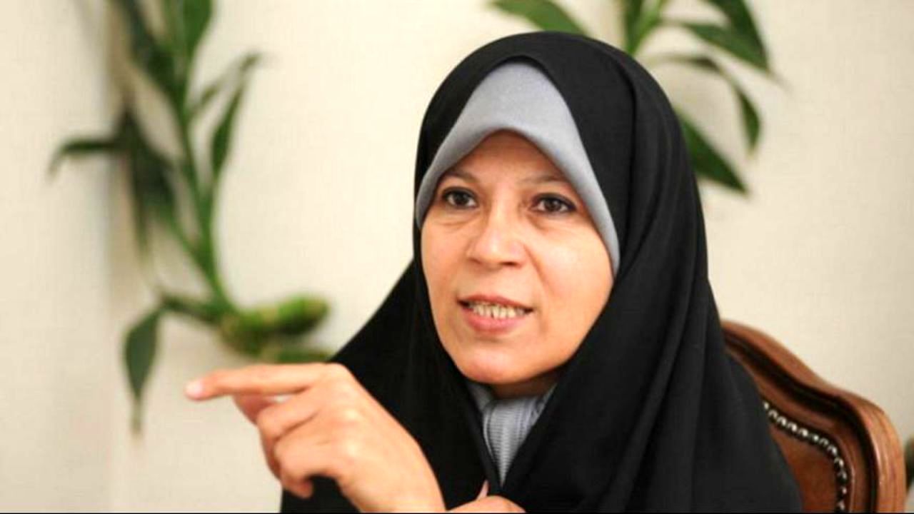 انتقاد فائزه هاشمی از سیدمحمد خاتمی / آقای خاتمی تحت‌تاثیر حزب اتحاد ملت است / کشور باید از دست دو جریان اصولگرا و اصلاح‌طلب خلاص شود / برخی اصلاح‌طلبان به قدرت که می‌رسند از اصولگرایان اصولگراتر می‌شوند / مهم نیست رئیس‌جمهور زن داشته باشیم، باید حق زنان 