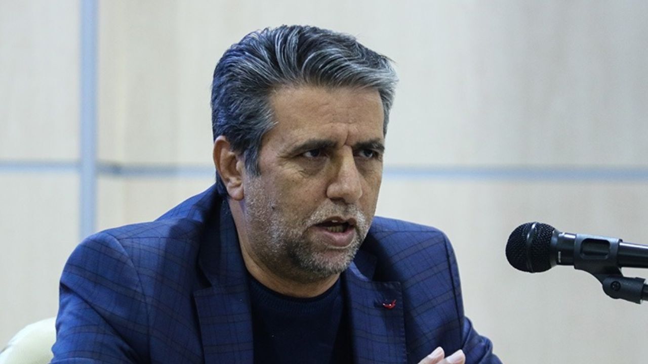 رئیس جمهور نظامی نمی تواند از جمهوریت نظام دفاع کند