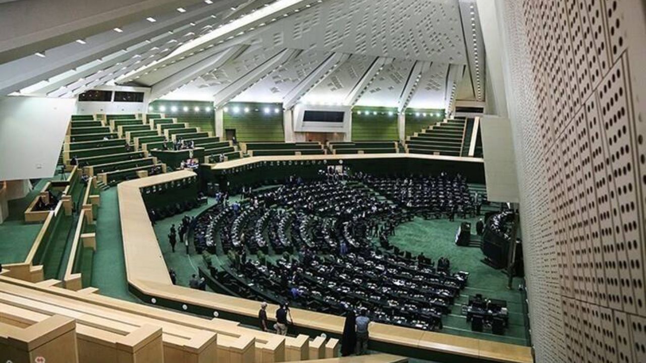 صحن علنی مجلس با اعمال محدودیت‌های کرونایی آغاز شد / تفحص از عملکرد خودروسازها در دستور