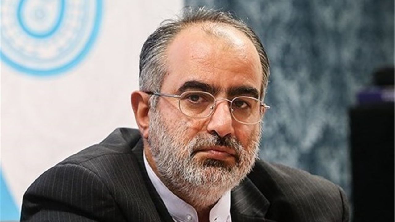 حکم دادگاه جرم سیاسی حسام‌الدین آشنا صادر شد /  مشاور رئیس‌جمهوری به جزای نقدی محکوم شد
