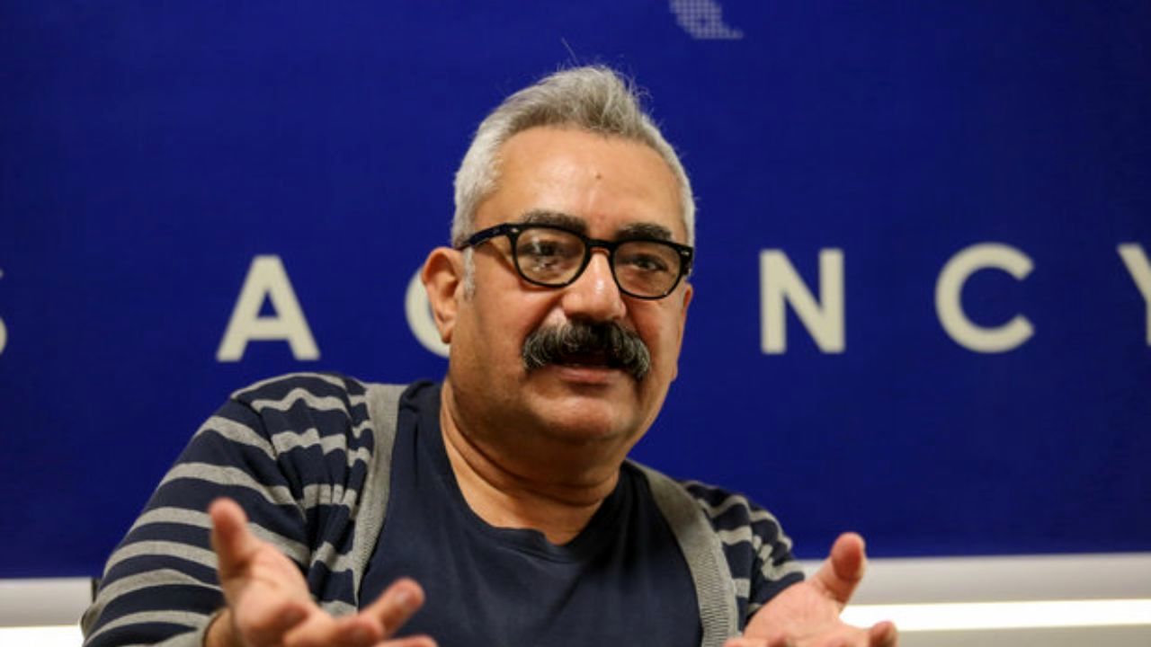 فرزاد مؤتمن در «خارج از کادر» از فیلم‌ها و سریال‌های خود می‌گوید