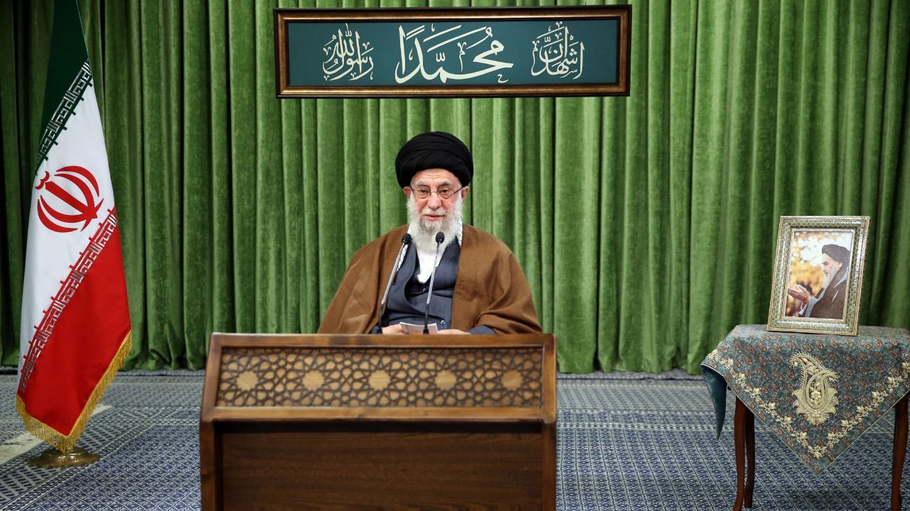 انتقاد روزنامه جوان از انتشار مستند «غیررسمی» / مشکل این است رسمی و غیررسمی آیت‌الله خامنه‌ای را از هم جدا کرده‌ایم