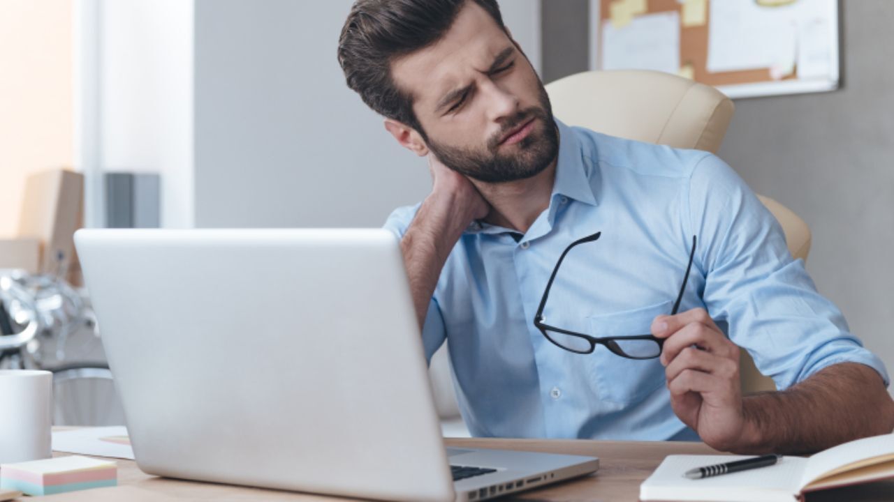 چه اقداماتی انجام دهیم تا هنگام دورکاری به درد کمر و گردن مبتلا نشویم؟