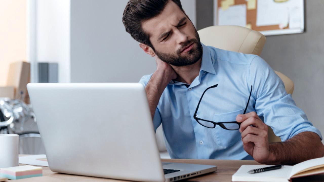چه اقداماتی انجام دهیم تا هنگام دورکاری به درد کمر و گردن مبتلا نشویم؟