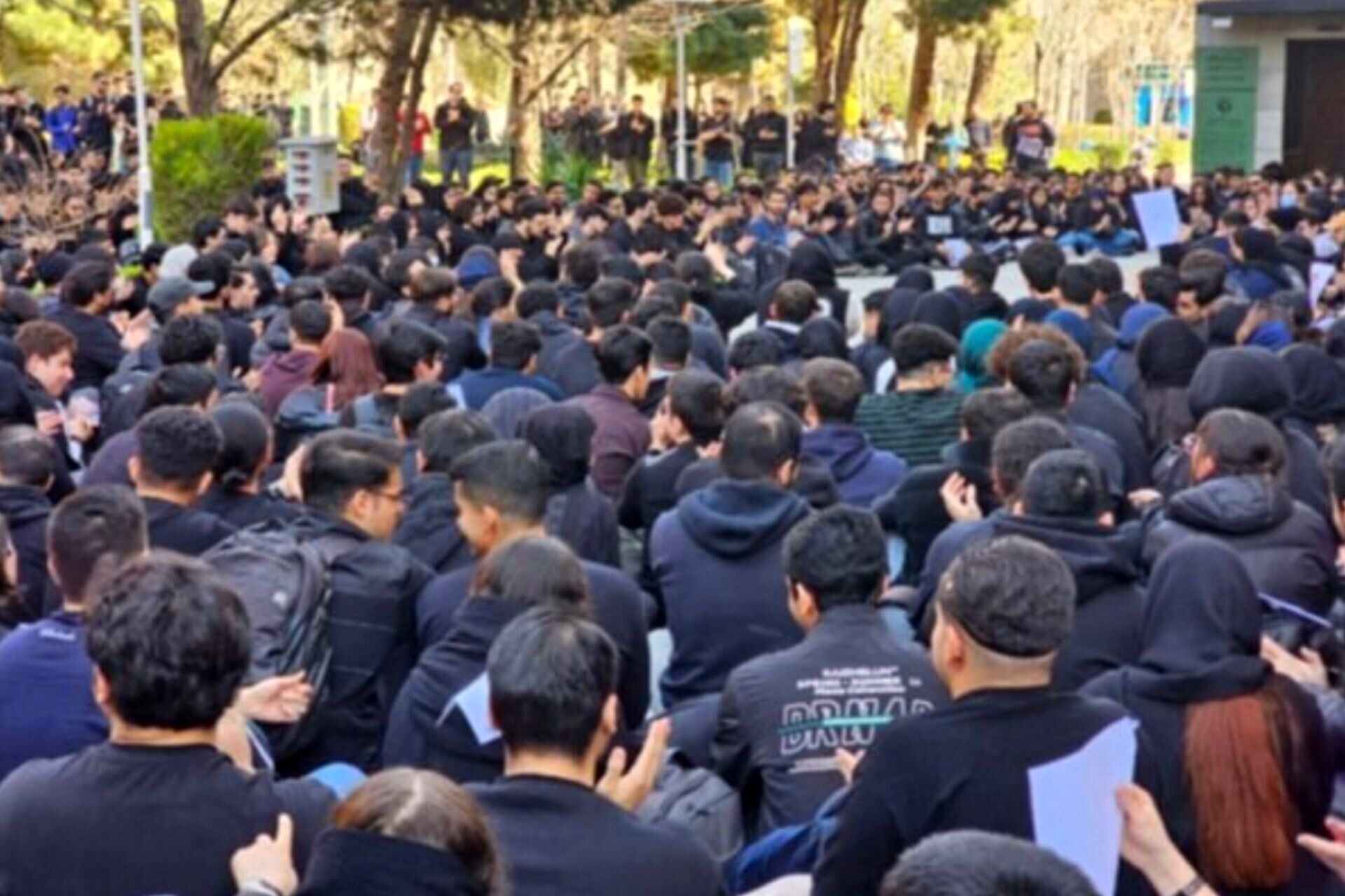 واکنش سخنگوی دولت به تجمعات اخیر در دانشگاه‌ها: عصبانیت‌ها را درک می‌کنیم/ تعداد کمی از کلاس‌ها به خاطر عدم حضور دانشجویان تشکیل نمی‌شود/ نه علم باید تعطیل شود، نه شنیدن صدای معترضان