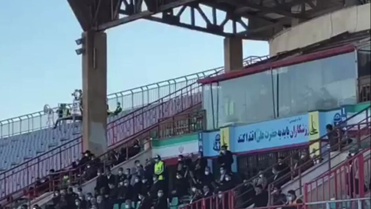 هواداران اراکی ارد ورزشگاه شدند + فیلم