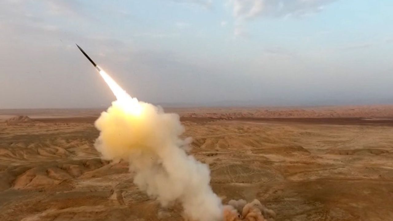 انهدام ناوهای دشمن فرضی از فاصله 1800 کیلومتری / شلیک موشک‌های بالستیک سپاه به عمق اقیانوس هند