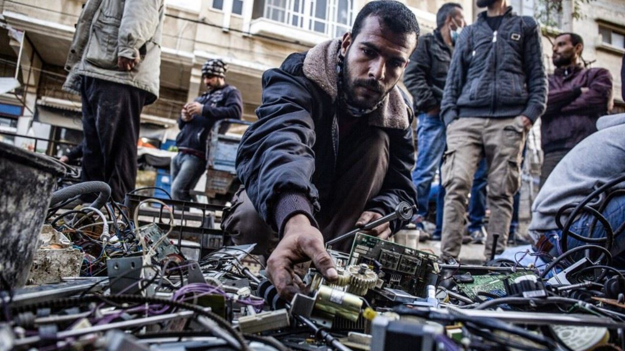 دور دنیا| جوان مبتکر فلسطینی از آهن‌قراضه خودروهای برقی می‌سازد