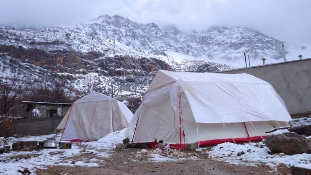 بارش برف بر سر زلزله‌زدگان سی‌سخت