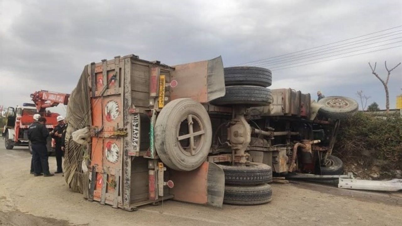 واژگونی کامیون در بزرگراه آزادگان