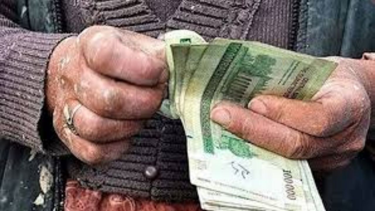 دستمزد دلاری کارگران در یک دهه از نصف هم کمتر شده است