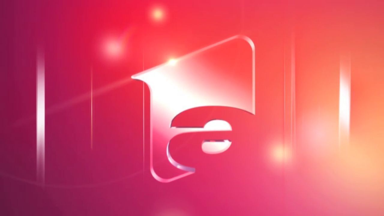 حمله زن برهنه به مجری تلویزیون رومانی+ ویدئو
