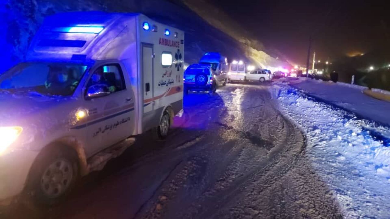 سرنشینان اتوبوس گرفتار در سقوط بهمن جاده کرج - چالوس نجات یافتند