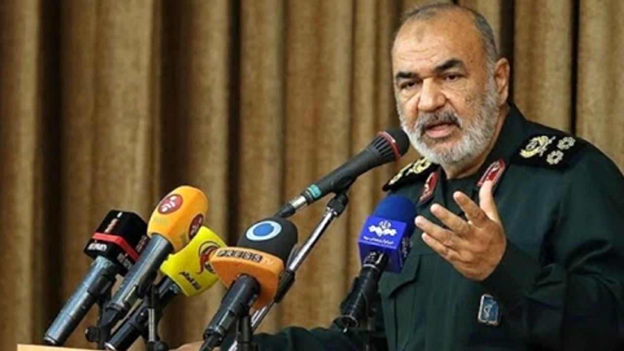 بارها تا لبه جنگ پیش رفته‌ایم، اما ولی فقیه دشمن را عقب رانده است / اجازه نداریم بگوییم در کجا دشمن گریخت و چگونه عقب رفت