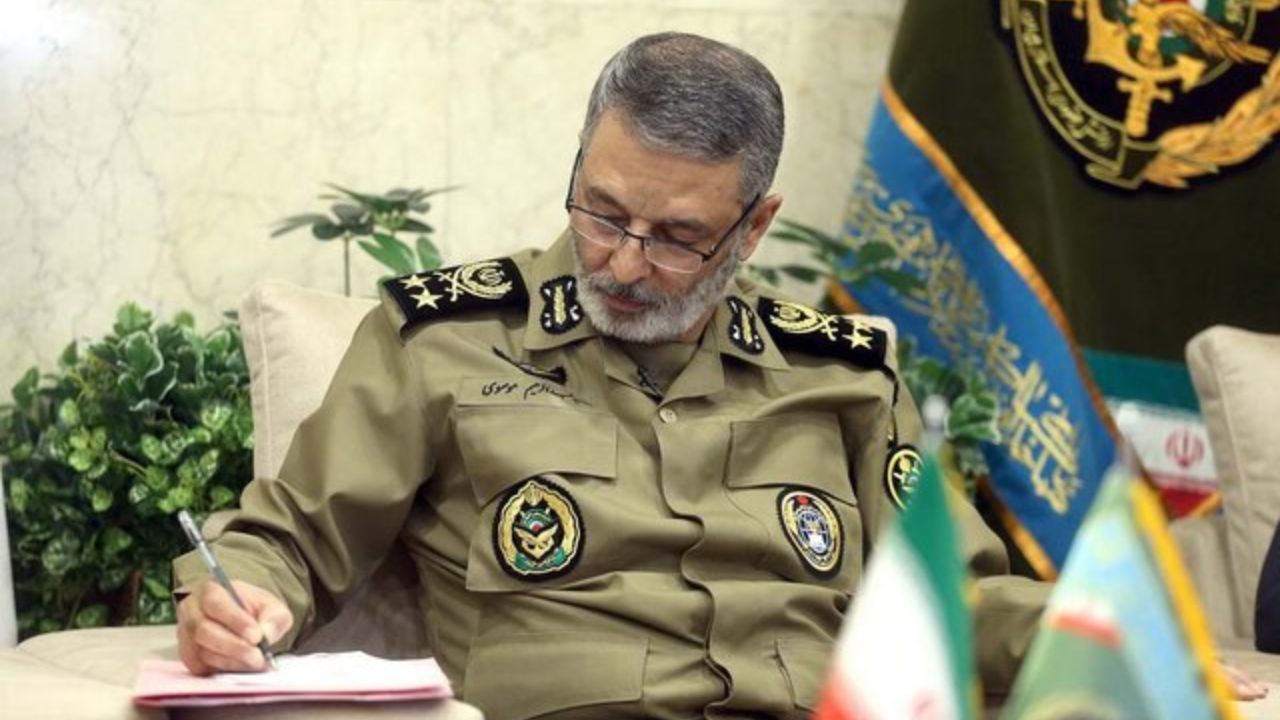 نشانه فداکاریهای ارتش در دفاع از میهن، اهداء 48 هزار شهید است