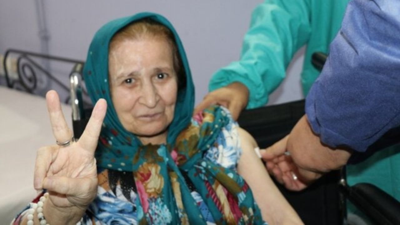 قطار واکسیناسیون خارج از نوبت به اسفراین رسید/ موسس یک خانه سالمندان اعضای خانواده‌اش را واکسینه کرد