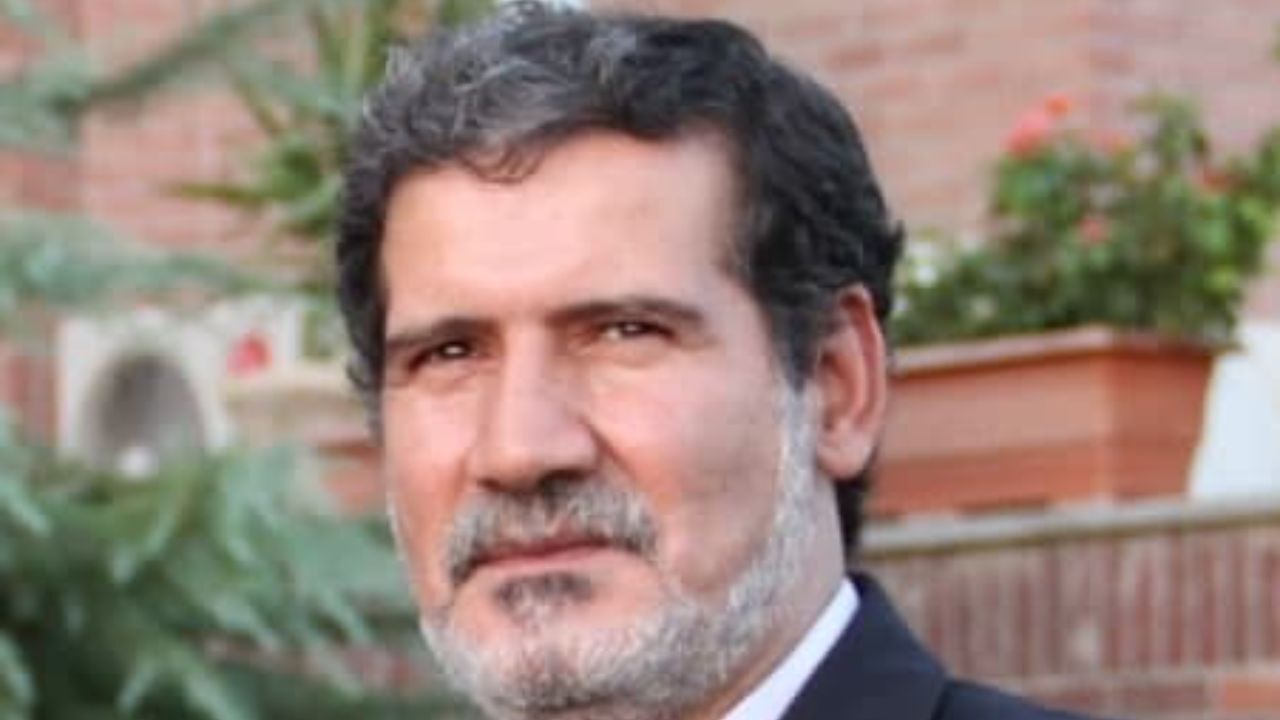 مادری در زیر باران فریاد می‌زند
