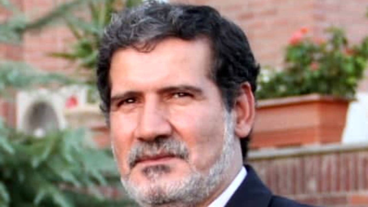 مادری در زیر باران فریاد می‌زند