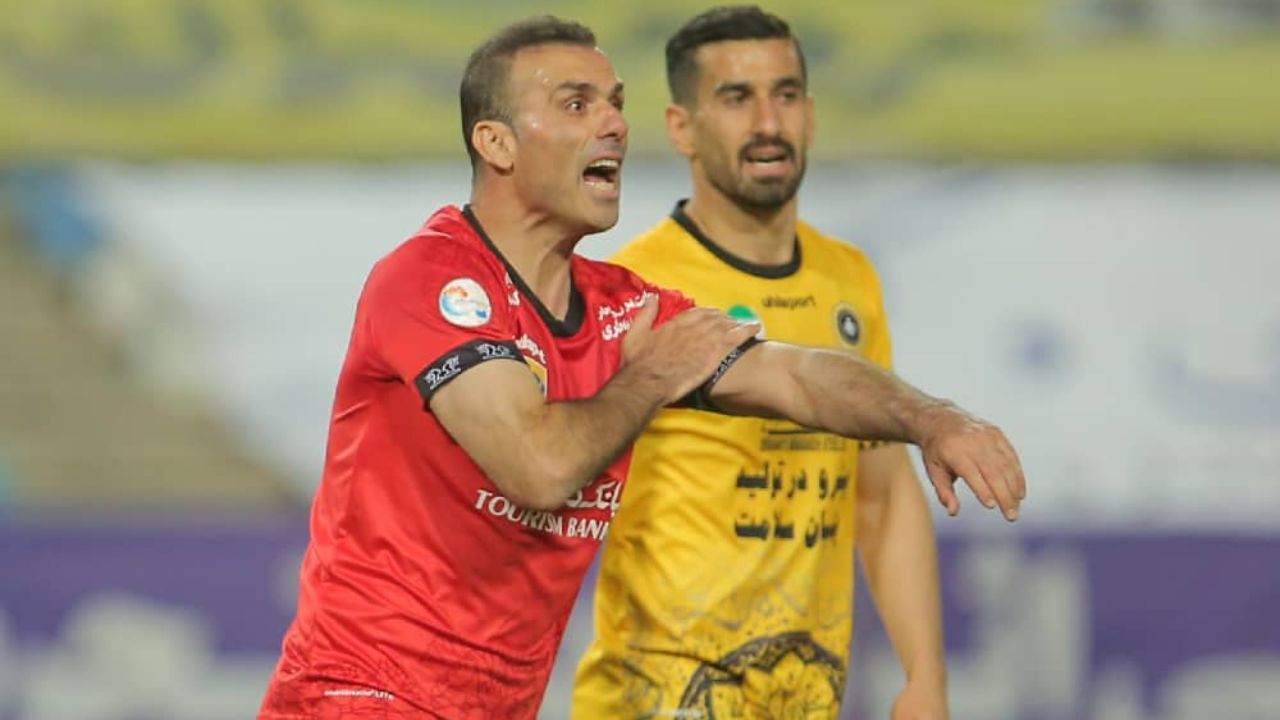 داور بازی سپاهان و پرسپولیس 2 پنالتی نگرفت