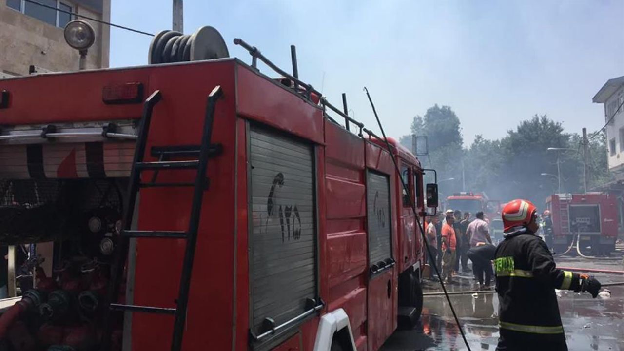 مهار آتش سوزی 5 باب مغازه در خیابان امین الضرب رشت