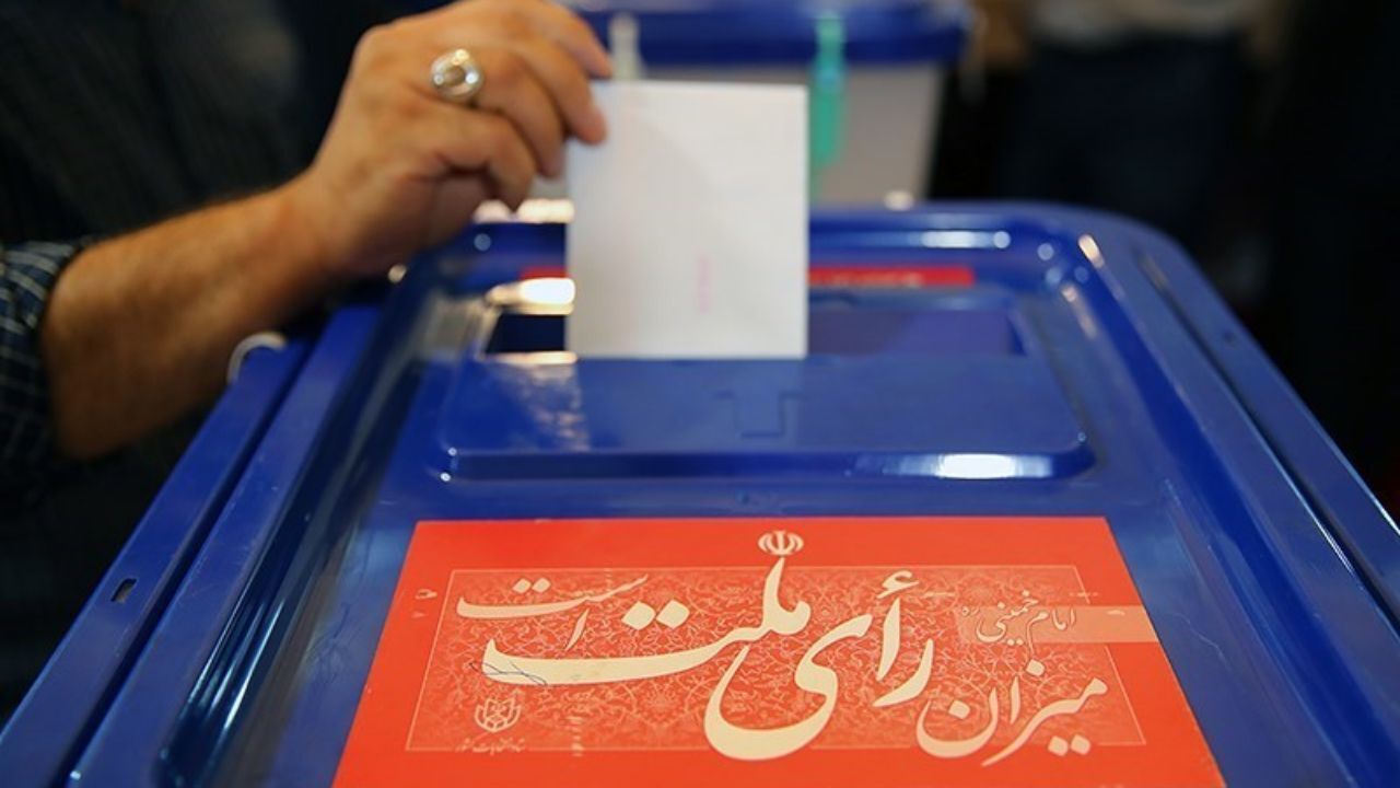 انتخابات 1400| بازار شایعات درباره انصراف‌ها در انتخابات همچنان داغ است / یک فعال سیاسی: احمدی‌نژاد به کلاب‌هاوس آمد که بگوید؛ رقیب نظام است نه رقیب نامزدهای انتخاباتی