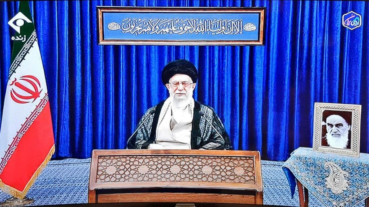 معنی کتیبه بالای سر رهبر انقلاب چه بود؟+ عکس