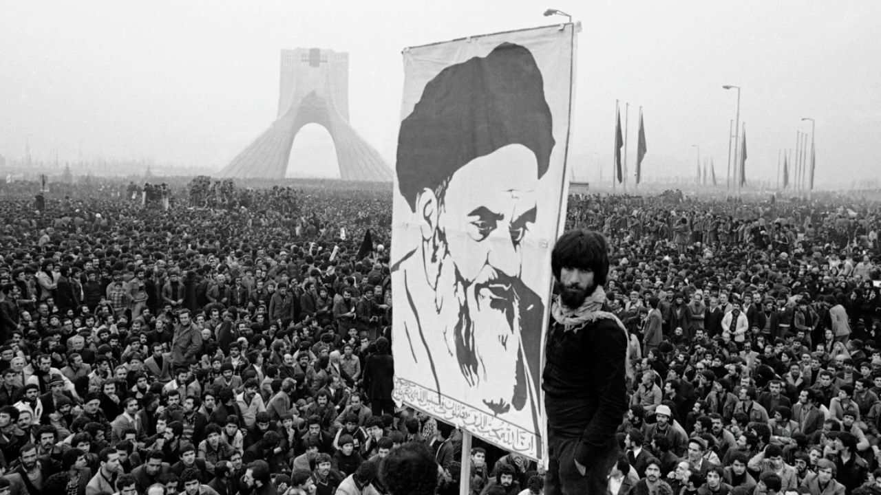 چه کسانی سعی بر کمرنگ کردن جمهوری در کشور را دارند؟