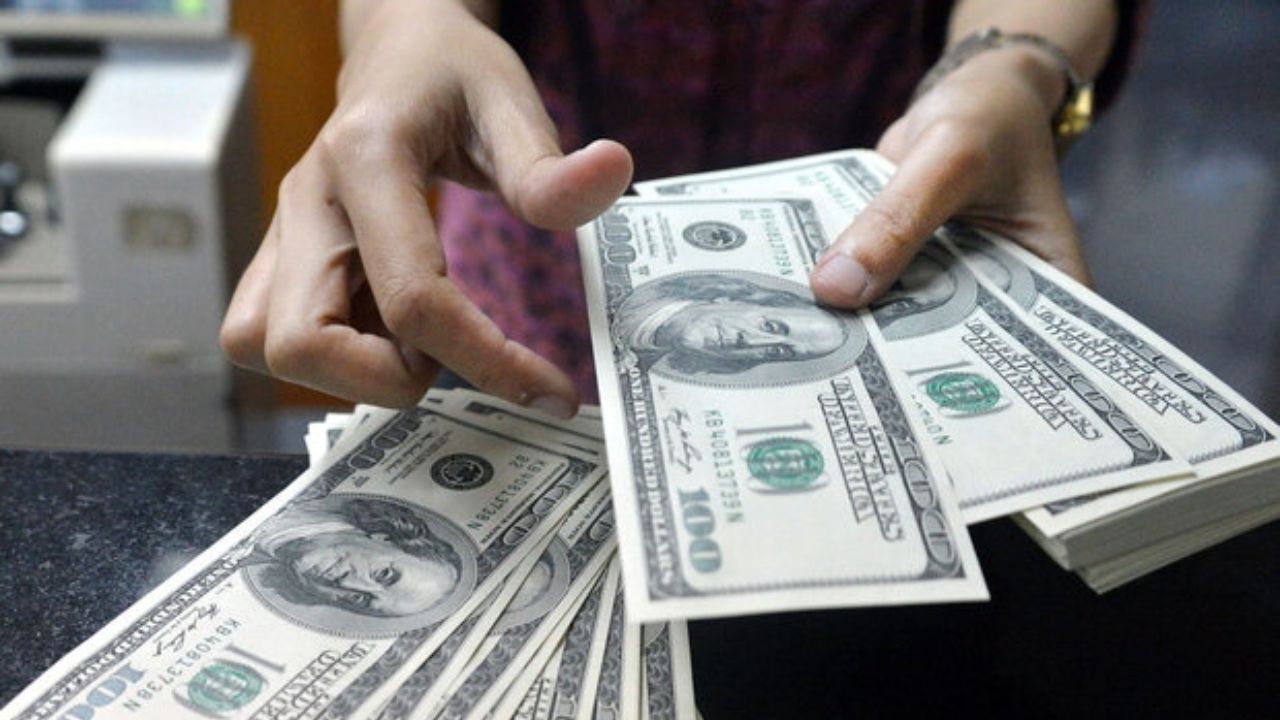 افت خفیف دلار