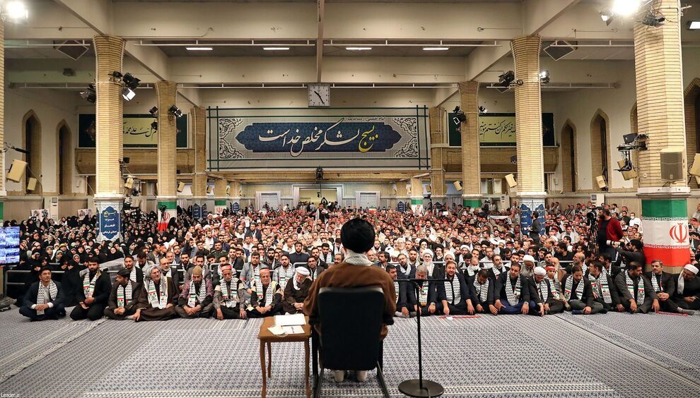 بسیجی مسیحی به دیدار رهبر انقلاب رفت + عکس