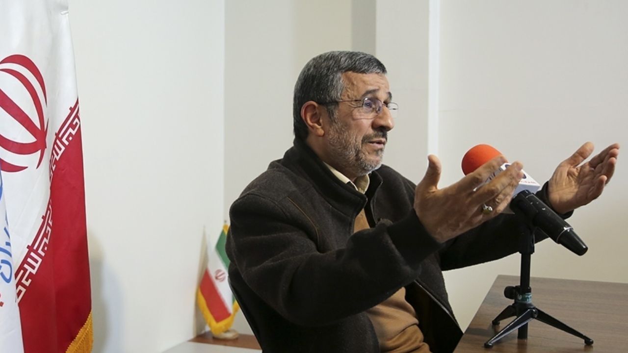 سال 91 مامورهایمان که بازار ارز را کنترل می‌کردند خودشان ارزها را کنار می‌گذاشتند تا گران شود/ تا چند سال بعد، به پیمانکارهایشان سکه و ارز می‌دادند/ هم دولت را زدند و به تصور خودشان سود کردند/ کسی که خودش منفعت دارد، نباید در موضع تصمیم‌گیری باشد
