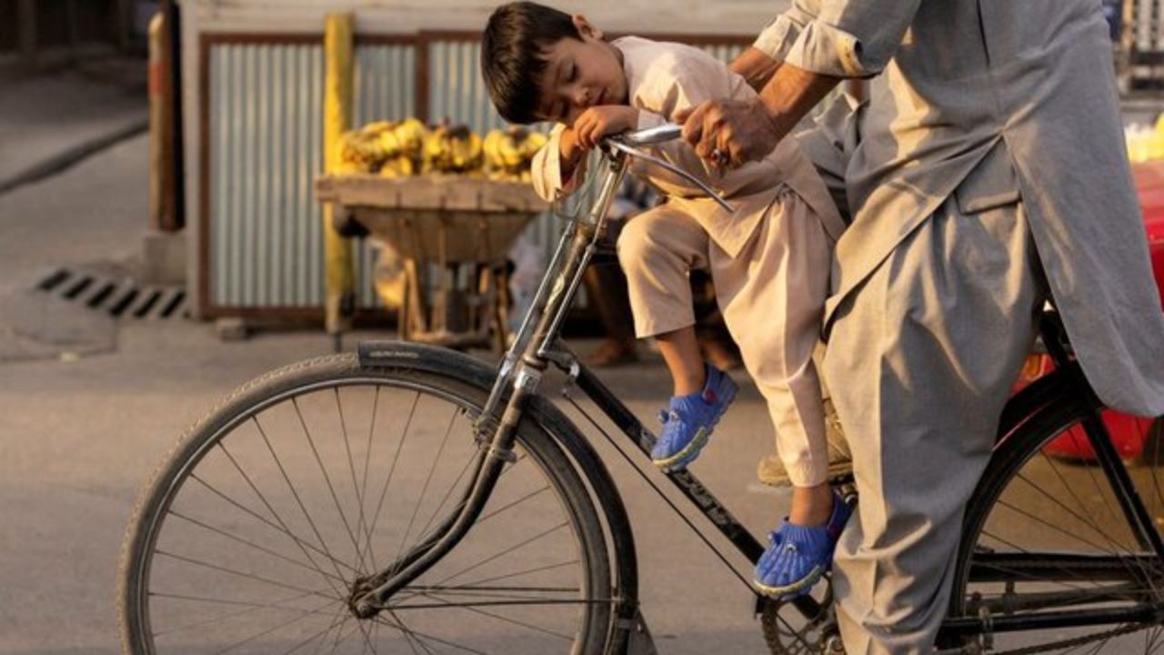 افغانستان در وضعیت سقوط آزاد است / اقتصاد کشور در حال فروپاشی است /  پول نقدی برای معاملات روزمره مردم وجود ندارد